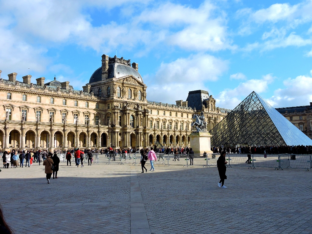 Louvre Museum 