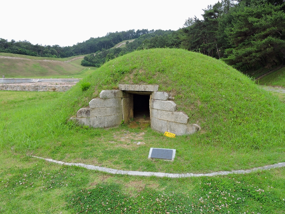  Tomb and Wall 