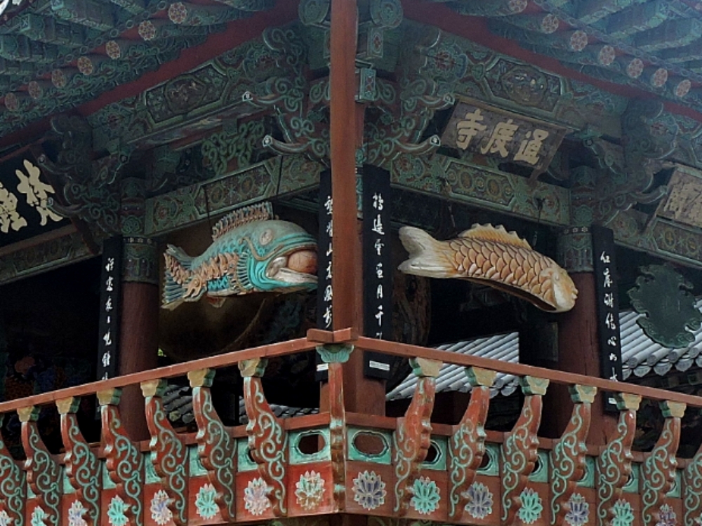 ALT/TITLE Building decorations