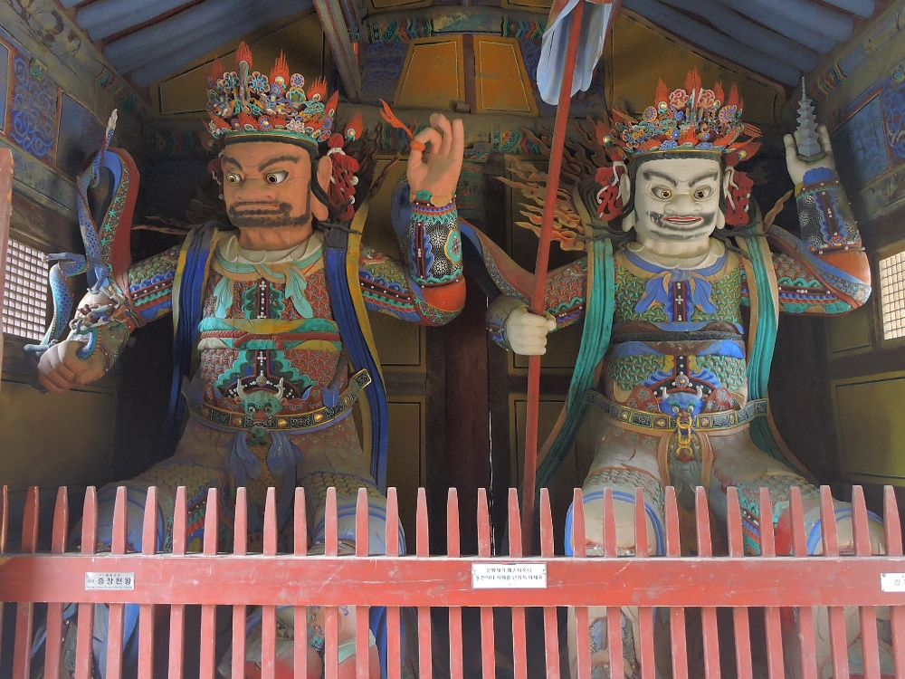  Figures at Tongdosa gate