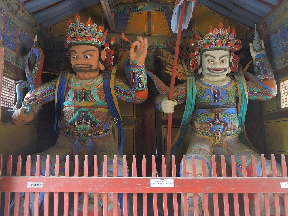 Figures at Tongdosa gate Figures at Tongdosa gate